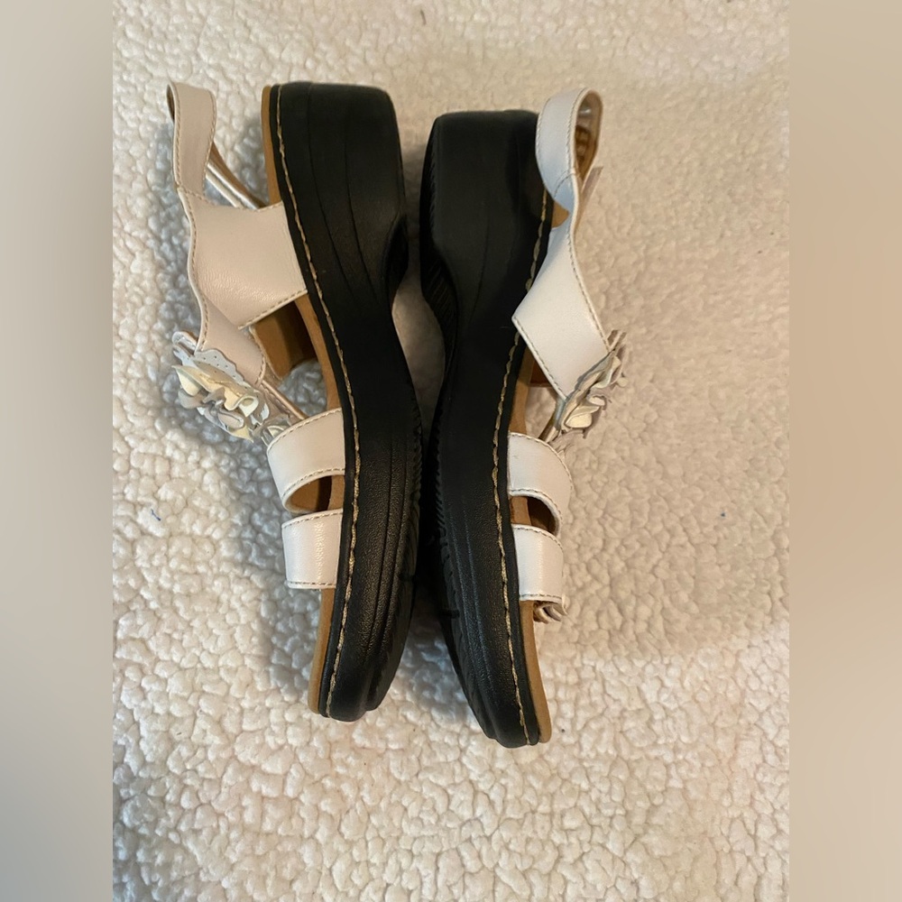 Clarks Women’s  White Floral Sandals size 11 - Picture 2 of 8